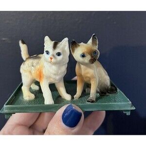 Vtg Pair Cats Kittens Hard Plastic Figures Carpet Turf Made Hong Kong Figurines